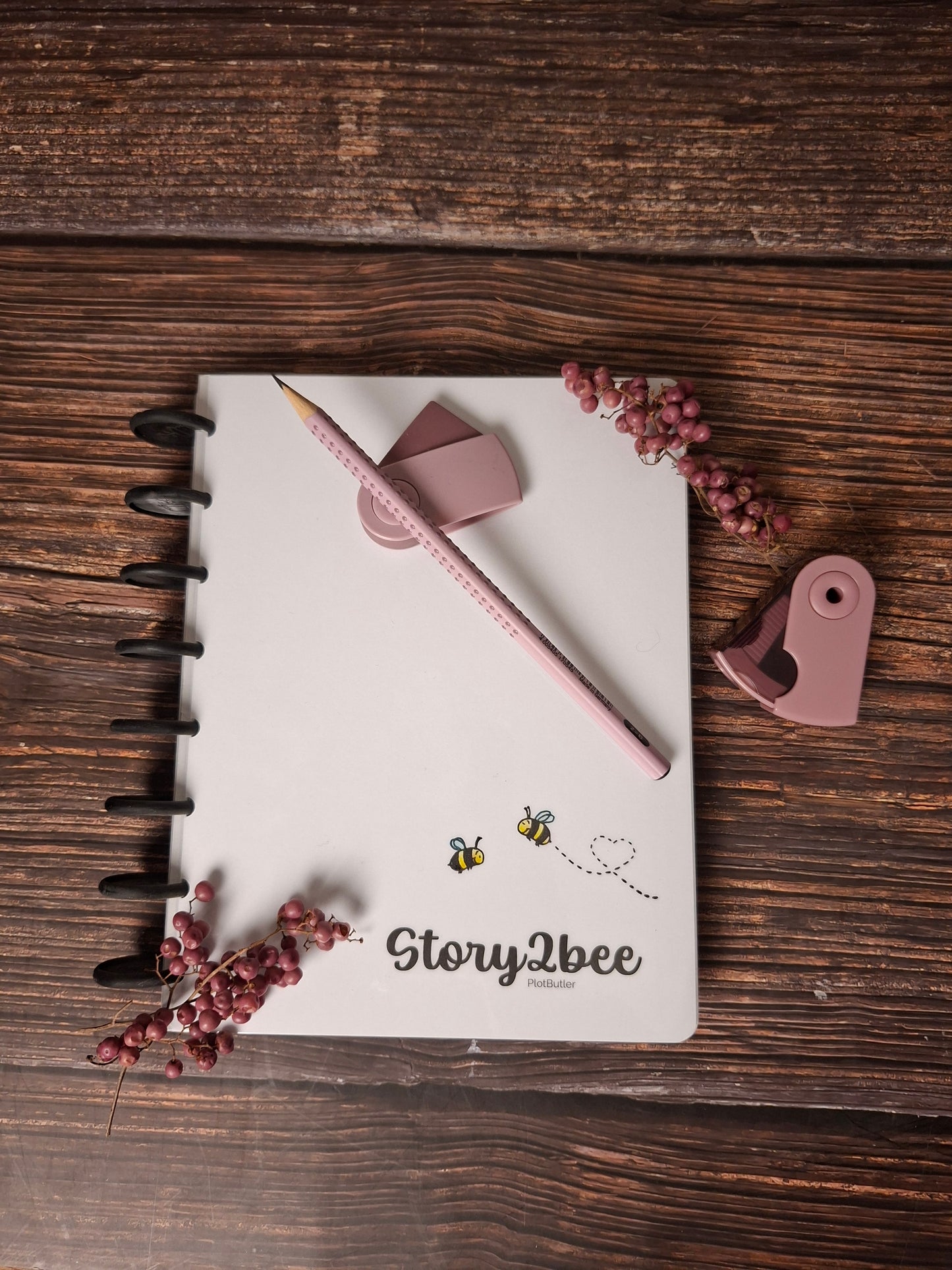 story2bee PlotButler - Special Edition: Liebesroman - Dein Tourguide durch die Handlung (Schreibratgeber zur Plotentwicklung - Plotlöcher vermeiden, Dramaturgie aufbauen, Heldenreise lernen, Buch schreiben leicht gemacht, Storytelling für Schriftsteller)