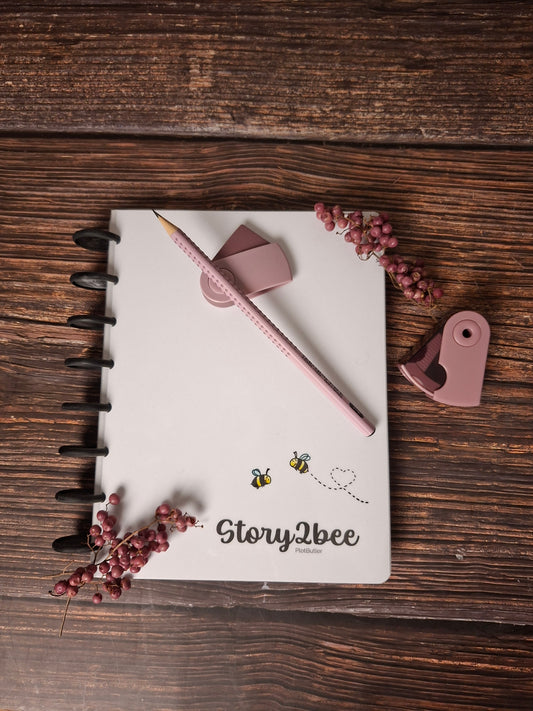 story2bee PlotButler - Special Edition: Liebesroman - Dein Tourguide durch die Handlung (Schreibratgeber zur Plotentwicklung - Plotlöcher vermeiden, Dramaturgie aufbauen, Heldenreise lernen, Buch schreiben leicht gemacht, Storytelling für Schriftsteller)