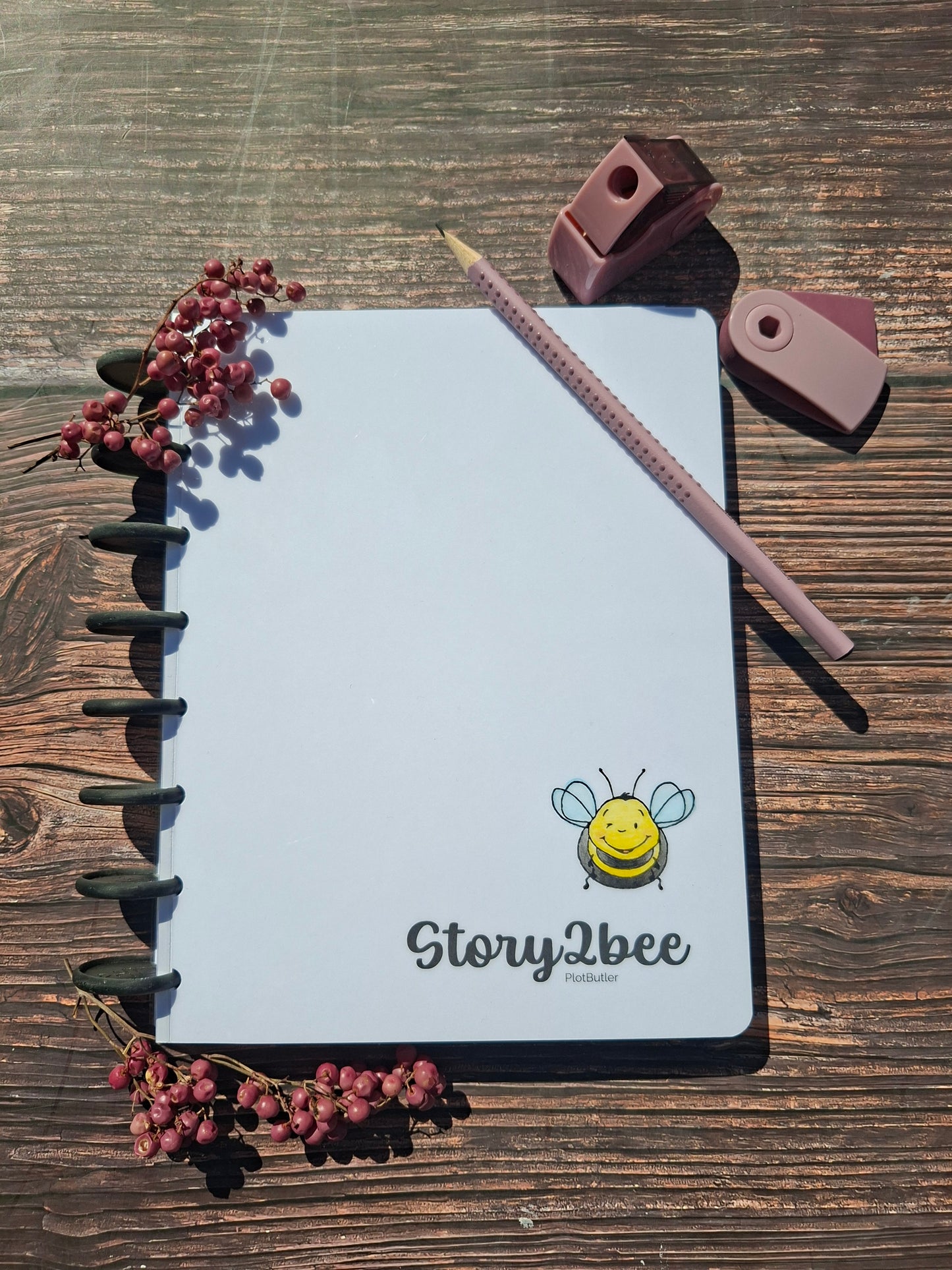 story2bee PlotButler - Dein Tourguide durch die Handlung (Schreibratgeber zur Plotentwicklung - Plotlöcher vermeiden, Dramaturgie aufbauen, Heldenreise lernen, Buch schreiben leicht gemacht, Storytelling, Schriftsteller werden)