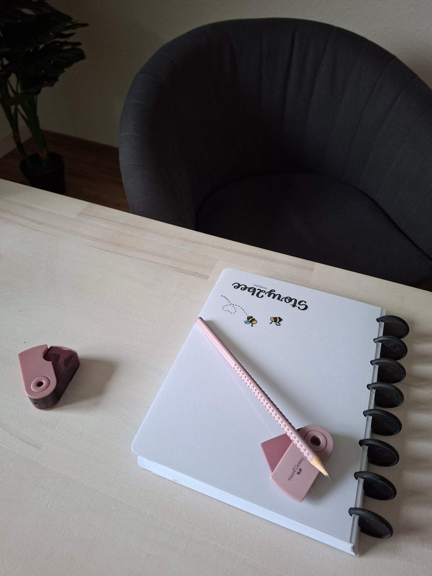 story2bee PlotButler - Special Edition: Liebesroman - Dein Tourguide durch die Handlung (Schreibratgeber zur Plotentwicklung - Plotlöcher vermeiden, Dramaturgie aufbauen, Heldenreise lernen, Buch schreiben leicht gemacht, Storytelling für Schriftsteller)